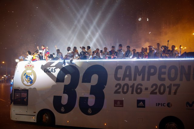 Football Soccer- Spanish La Liga Santander - Real Madrid fans celebrate winning La Liga title - Madrid, Spain - 22/5/17 - Real Madrid players celebrate atop their bus as it arrives to Cibeles square after Real Madrid won the La Liga title. REUTERS/Paul Hanna