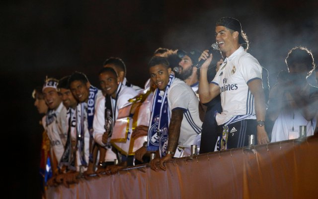 Football Soccer- Spanish La Liga Santander - Real Madrid fans celebrate winning La Liga title - Madrid, Spain - 22/5/17 - Real Madrid's Cristiano Ronaldo (R) celebrates with team-mates in Cibeles square after Real Madrid won the La Liga title. REUTERS/Paul Hanna