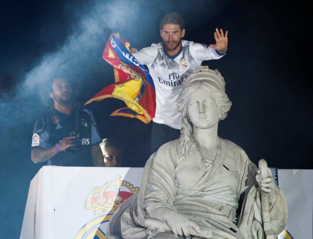 Football Soccer- Spanish La Liga Santander - Real Madrid fans celebrate winning La Liga title - Madrid, Spain - 22/5/17 - Real Madrid players Marcelo and Sergio Ramos celebrate on the Cibeles statue after Real Madrid won the La Liga title. REUTERS/Paul Hanna