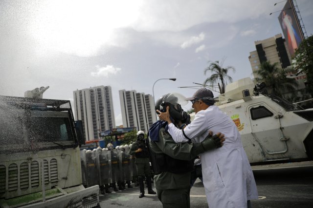 La represión de las protestas contra los galenos dejó un muerto y varios heridos en todo el país. REUTERS/Carlos Barria TPX IMAGES OF THE DAY