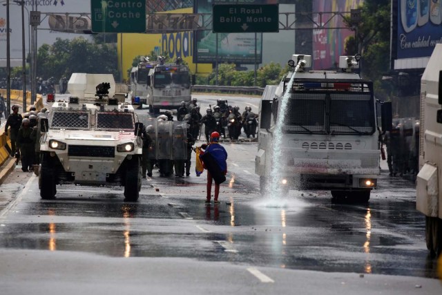 A demonstrator plays the violin near of riot security forces during a rally against President Nicolas Maduro in Caracas, Venezuela May 24, 2017. REUTERS/Carlos Garcia Rawlins