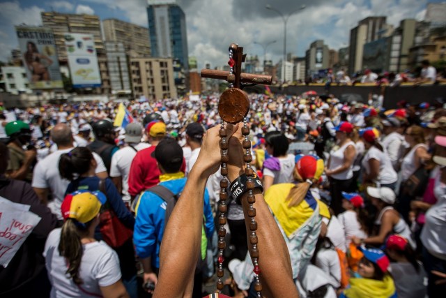 VEN001. CARACAS (VENEZUELA), 06/05/2017.- Venezolanas opositoras participan en una manifestación hoy, sábado 6 de mayo del 2017 en la ciudad de Caracas (Venezuela). Miles de mujeres venezolanas, opositoras al Gobierno de Nicolás Maduro, marchan en Caracas y en varias ciudades del interior "contra la represión" que, denuncian, han ejercido los cuerpos de seguridad del Estado durante la ola de protestas que se inició el pasado 1 de abril en la nación caribeña. EFE/MIGUEL GUTIÉRREZ