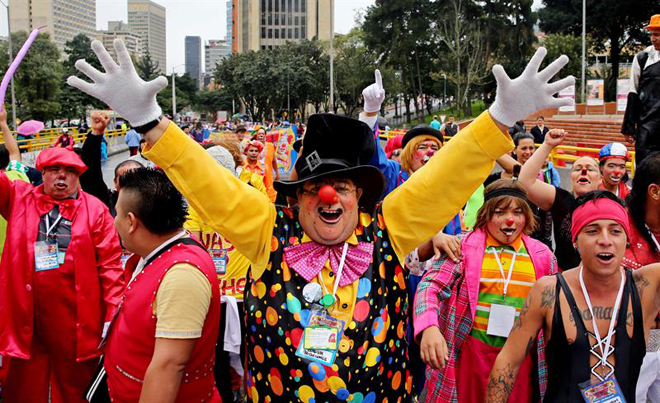 Los payasos colombianos se alzaron y tomaron las calles este #9May  (Fotos)