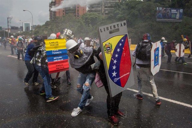 Escuderos en medio de brutal reprsión en Caracas, Venezuela, May 10, 2017 / EFE