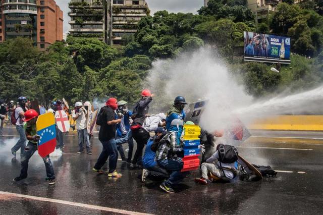 La brutal represión de este #10May que dejó un muerto y más de 160 heridos. EFE