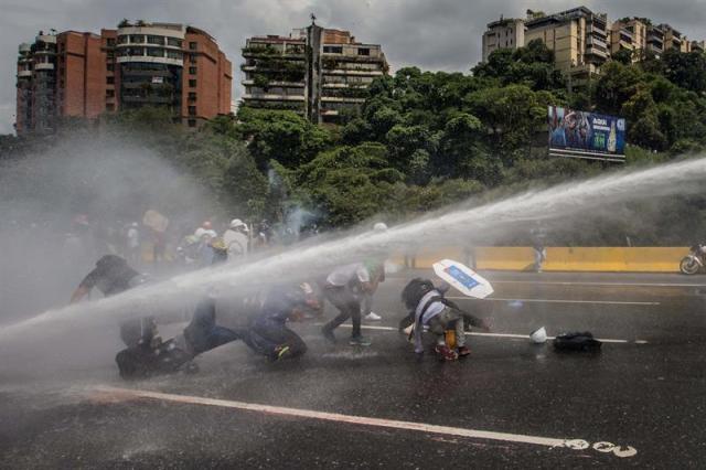 La brutal represión de este #10May que dejó un muerto y más de 160 heridos. EFE