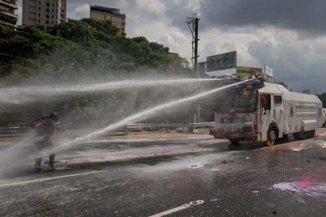 La brutal represión de este #10May que dejó un muerto y más de 160 heridos. EFE