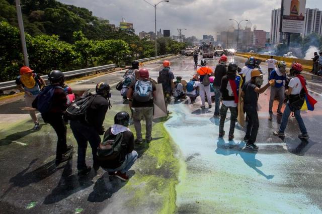 La brutal represión de este #10May que dejó un muerto y más de 160 heridos. EFE