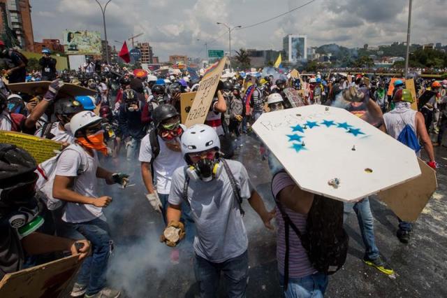 La brutal represión de este #10May que dejó un muerto y más de 160 heridos. EFE