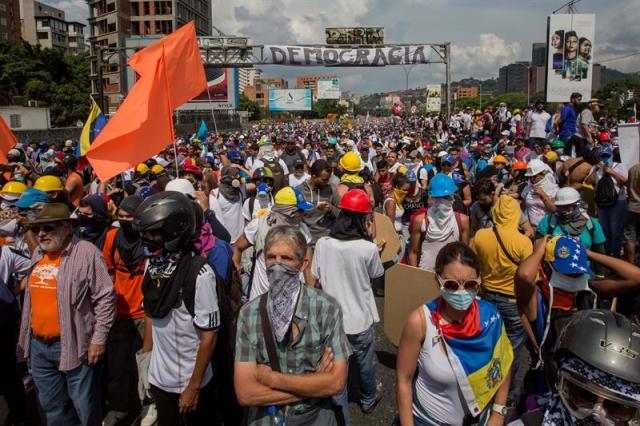 La brutal represión de este #10May que dejó un muerto y más de 160 heridos. EFE