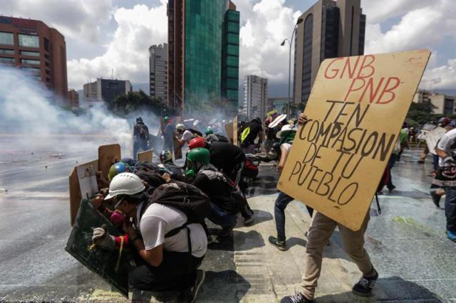 La brutal represión de este #10May que dejó un muerto y más de 160 heridos. EFE