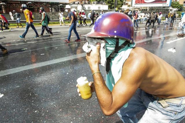 La brutal represión de este #10May que dejó un muerto y más de 160 heridos. EFE