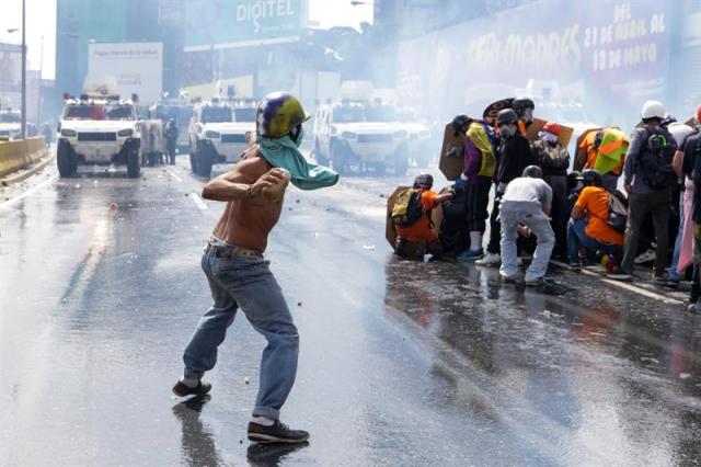 La brutal represión de este #10May que dejó un muerto y más de 160 heridos. EFE