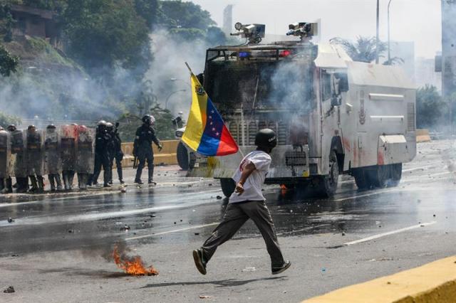 La brutal represión de este #10May que dejó un muerto y más de 160 heridos. EFE