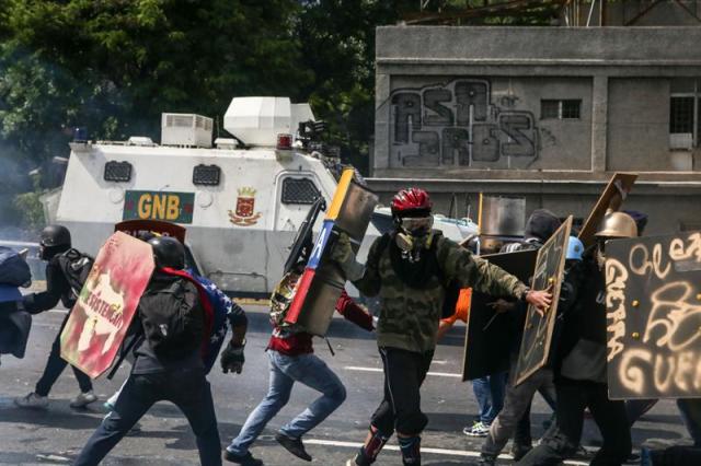 La brutal represión de este #10May que dejó un muerto y más de 160 heridos. EFE