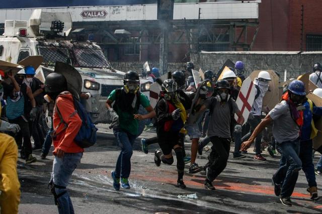 La brutal represión de este #10May que dejó un muerto y más de 160 heridos. EFE