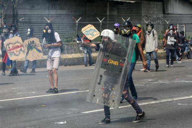 La brutal represión de este #10May que dejó un muerto y más de 160 heridos. EFE