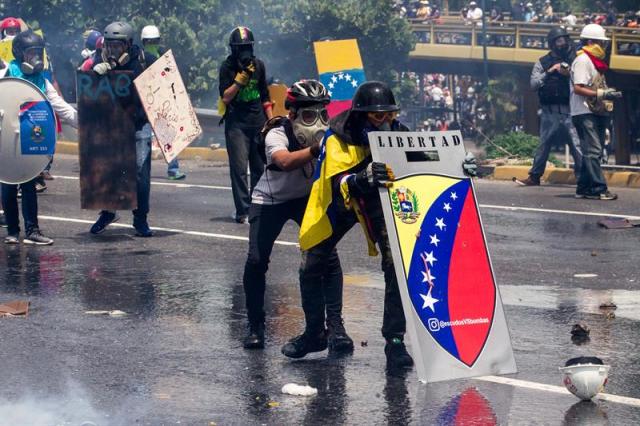 La brutal represión de este #10May que dejó un muerto y más de 160 heridos. EFE