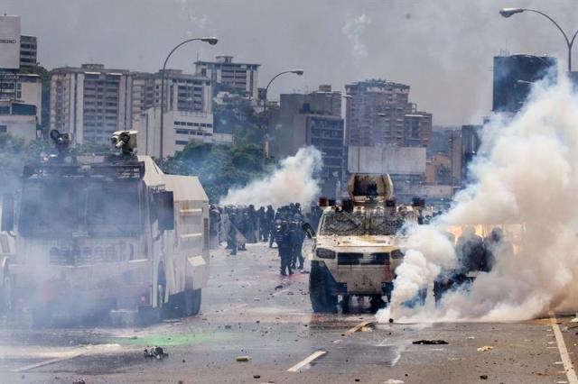 La brutal represión de este #10May que dejó un muerto y más de 160 heridos. EFE