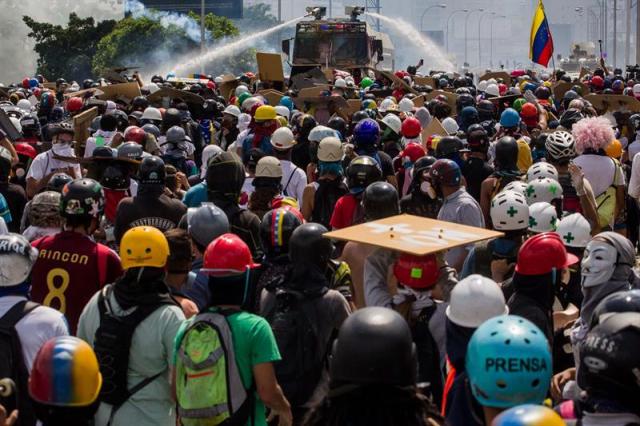 La brutal represión de este #10May que dejó un muerto y más de 160 heridos. EFE