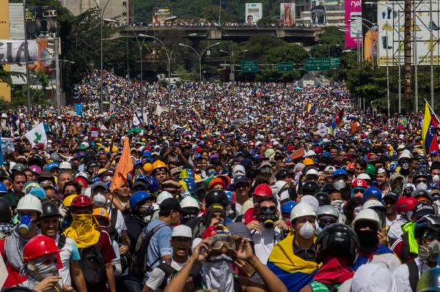 La brutal represión de este #10May que dejó un muerto y más de 160 heridos. EFE