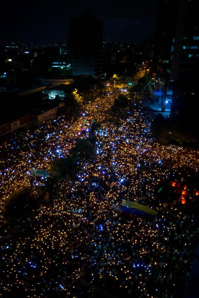 Desafiando la roja oscuridad, Venezuela se manifiesta en honor a los caídos en protestas Foto: EFE