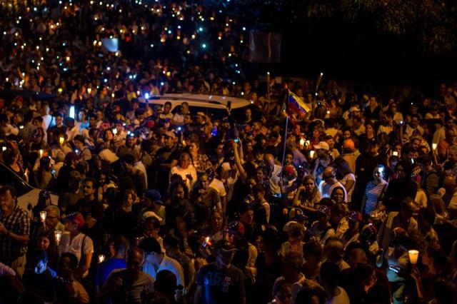 Desafiando la roja oscuridad, Venezuela se manifiesta en honor a los caídos en protestas Foto: EFE