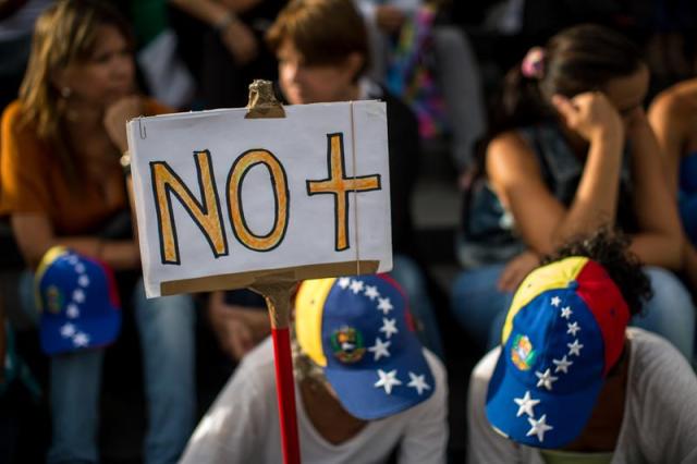 Desafiando la roja oscuridad, Venezuela se manifiesta en honor a los caídos en protestas Foto: EFE