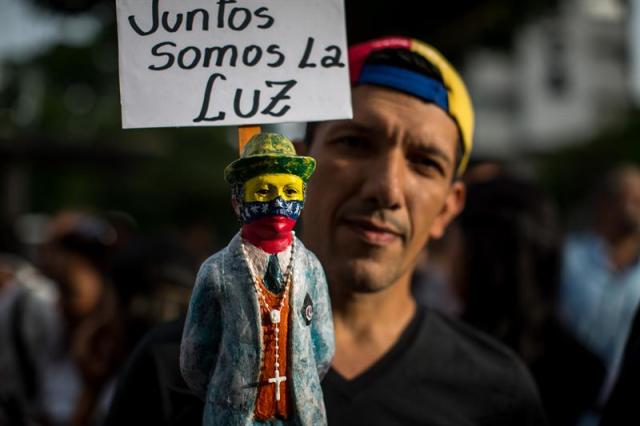 Desafiando la roja oscuridad, Venezuela se manifiesta en honor a los caídos en protestas Foto: EFE