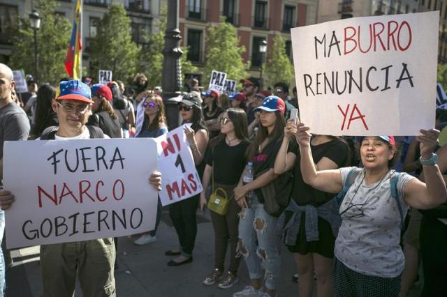 Casi un millar de opositores al gobierno venezolano se han concentrado hoy en la madrileña Plaza de Isabel II para solicitar a la comunidad internacional una mayor condena al presidente de su país Nicolás Maduro. EFE/Santi Donaire