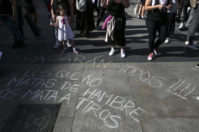 Casi un millar de opositores al gobierno venezolano se han concentrado hoy en la madrileña Plaza de Isabel II para solicitar a la comunidad internacional una mayor condena al presidente de su país Nicolás Maduro. EFE/Santi Donaire