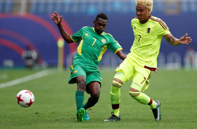 El jugador venezolano Adalberto Penaranda (r) y el de Vanuatu Bethuel Ollie (i) durante el encuentro que ha enfrentado a Vanuatu y Venezuela en la fase de grupos del Mundial Sub-20 en Daejeon (Corea del Sur) hoy, 23 de mayo de 2017. EFE/Jeon Heon-Kyun