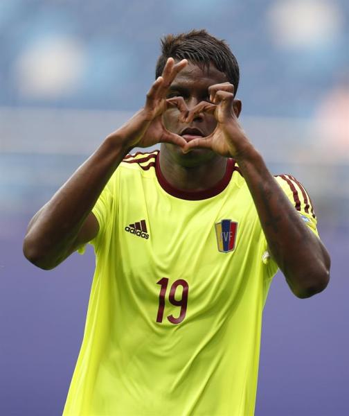 El jugador venezolano Sergio Cordova celebra un gol durante el encuentro que ha enfrentado a Vanuatu y Venezuela en la fase de grupos del Mundial Sub-20 en Daejeon (Corea del Sur) hoy, 23 de mayo de 2017. EFE/Jeon Heon-Kyun