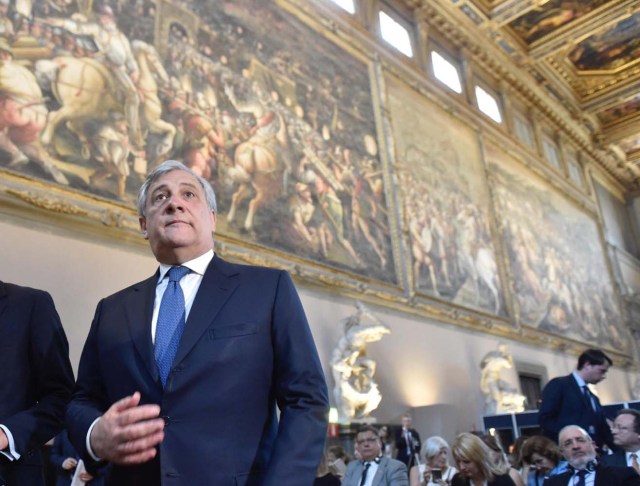 FLOR03.- FLORENCIA (ITALIA), 23/05/2017.- El presidente del Parlamento Europeo, Antonio Tajani, asiste hoy, martes 23 de mayo de 2017, a la Asamblea del Parlamento Europeo (PE) y parlamentarios de Latinoamérica, convocada en Florencia (centro de Italia) para examinar las relaciones transatlánticas. El encuentro, de dos días, está diseñado para tratar de las relaciones bilaterales y preparar la próxima cumbre de la Comunidad de Estados Latinoamericanos y Caribeños (Celac) que tendrá lugar en El Salvador en octubre. EFE/MAURIZIO DEGL' INNOCENTI