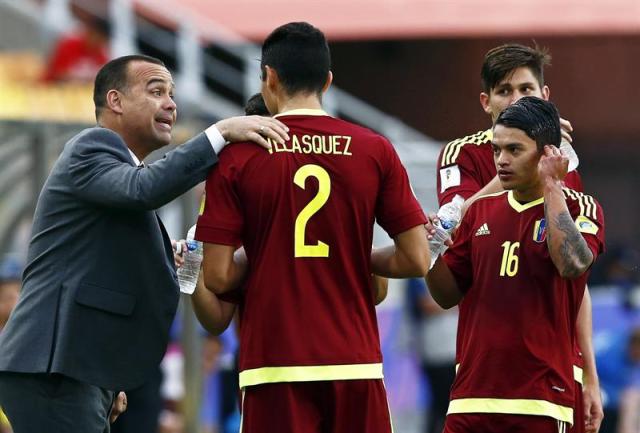 El entrenador de la selección venezolana Sub-20 Rafael Dudamel (i) da órdenes a Williams Velasquez (c) durante un partido de la fase de grupos del Mundial Sub-20 que ha enfrentado a México y Venezuela en Suwon (Corea del Sur) hoy, 26 de mayo de 2017. EFE/Kim Hee-Chul