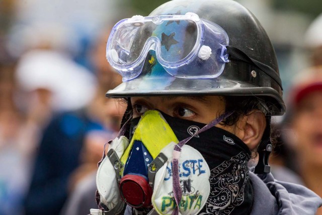 CAR03. CARACAS (VENEZUELA), 27/05/2017 - Cientos de personas participan en una manifestación opositora hoy, sábado 27 de mayo de 2017, en Caracas (Venezuela). Envuelta en una ola de protestas opositoras, Venezuela recuerda hoy el fin de las emisiones en señal abierta de Radio Caracas Televisión (RCTV), el canal crítico del Gobierno del entonces presidente, Hugo Chávez, que salió del aire hace 10 años después de que no se le fuera renovada su concesión. EFE/MIGUEL GUTIÉRREZ