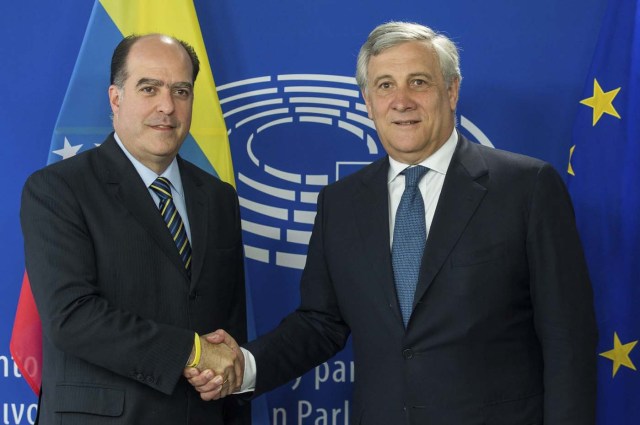 STL06 BRUSELAS (BÉLGICA) 31/05/2017.- El presidente del Parlamento Europeo (PE), Antonio Tajani (d), da la bienvenida al presidente de la Asamblea Nacional de Venezuela, el opositor Julio Borges, antes de su reunión en el PE en Bruselas (Bélgica), hoy, 31 de mayo de 2017. EFE/Stephanie Lecocq