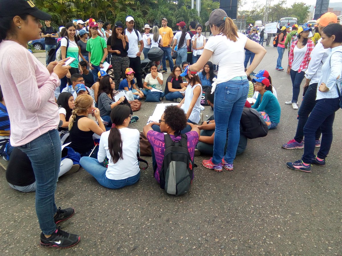 Estudiantes de la Santa María núcleo Oriente reciben clases en plantón #15May (Fotos)