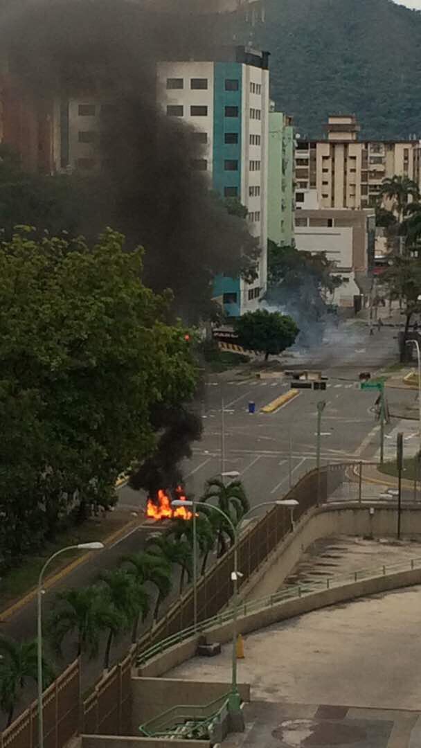 Extraoficial: Un herido de bala, humo y bombas lacrimógenas tras brutal represión en el Shopping Center de Valencia