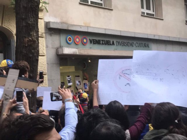 Isea acusó a los venezolanos que protestaron frente a embajada en España de mantenerlo "secuestrado". Foto: @Cablenoticias