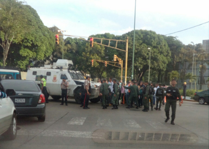 Reportan choque entre Rinoceronte de la GNB y vehículo en la entrada de la UCV