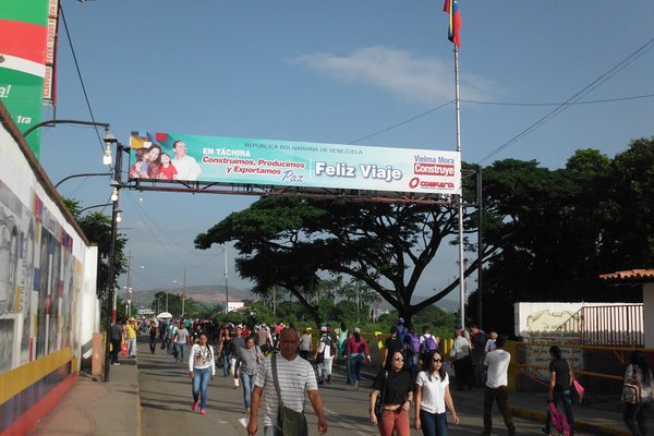 Aumenta número de venezolanos que cruzan frontera para comprar comida