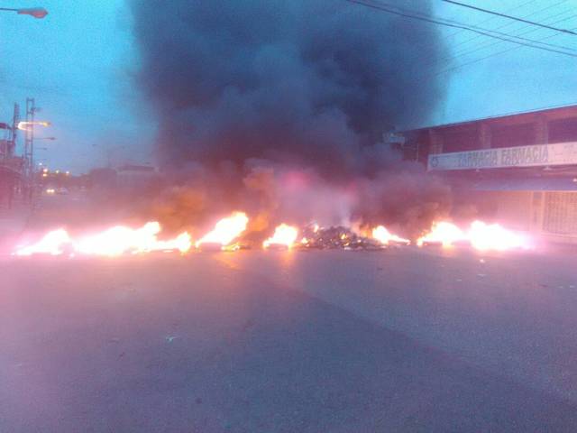 El tránsito por la Av. Bella Florida de Valencia amaneció bloqueado la mañana de este miércoles 24 de mayo.