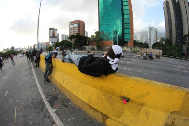 Represión en la Autopista Francisco Fajardo. Foto: Régulo Gómez /Lapatilla