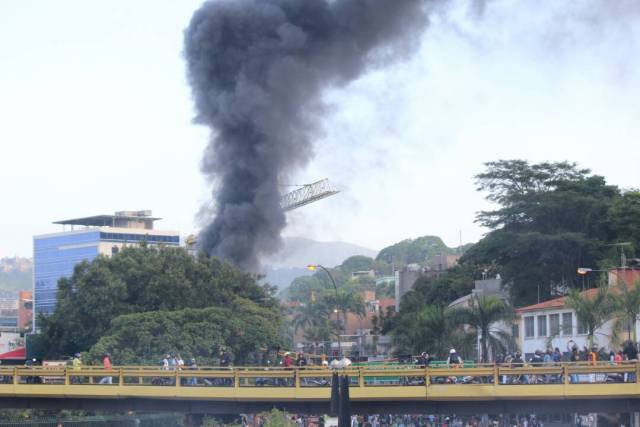 Represión en la Autopista Francisco Fajardo. Foto: Régulo Gómez /Lapatilla