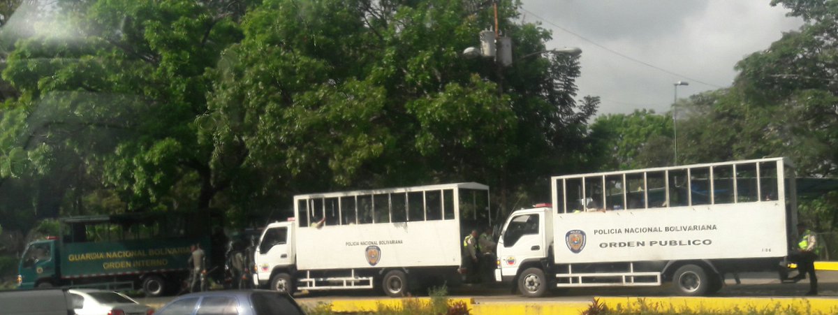 GNB y PNB, tanquetas y ballenas esperan marcha de estudiantes en Plaza Venezuela #4May