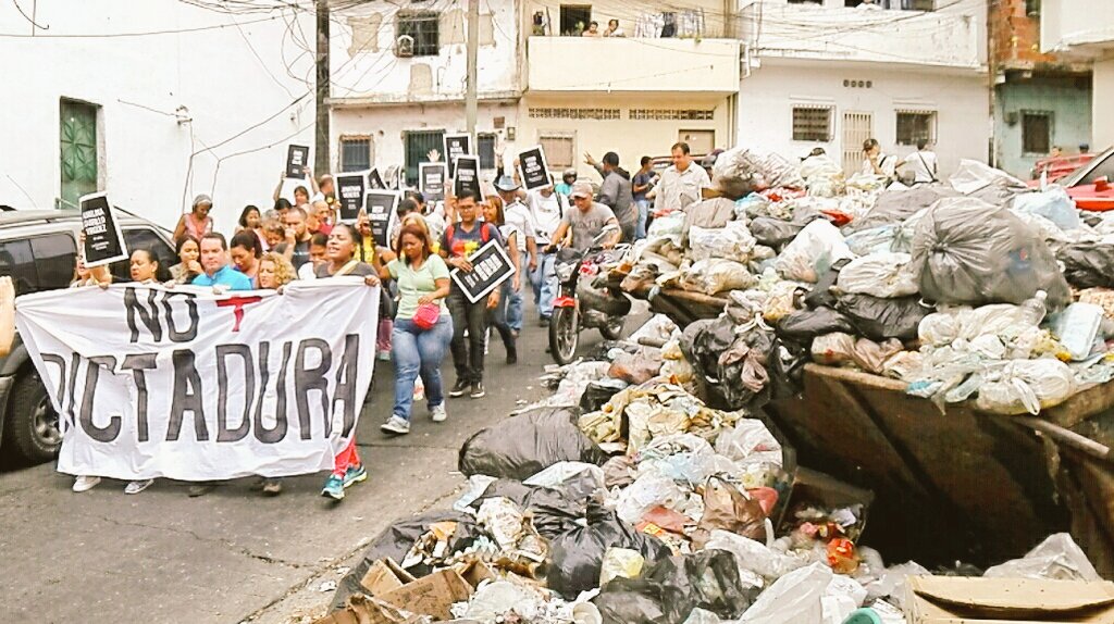 Protestan en el barrio El Guarataro de Caracas exigiendo elecciones