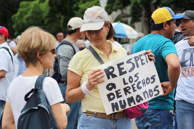 Manifestantes en Altamira #29MAy / Foto: Régulo Gómez - La Patilla