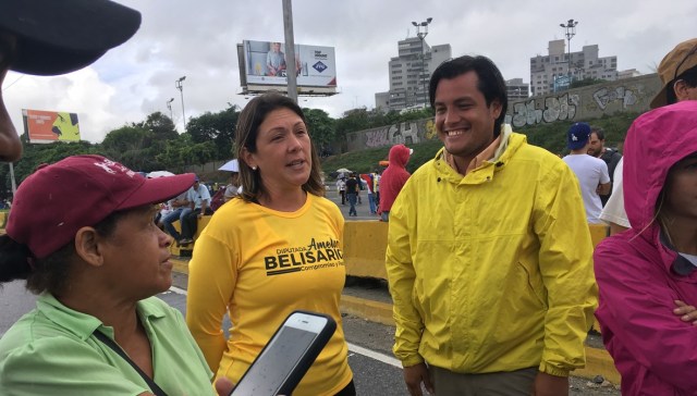 Diputados Amelia Belisario y Carlos Paparoni desde el Plantón Nacional en la autopista Francisco Fajardo / Foto y Video: @nessacrlupo