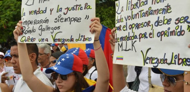 Maracuchas marchan por la libertad de Venezuela